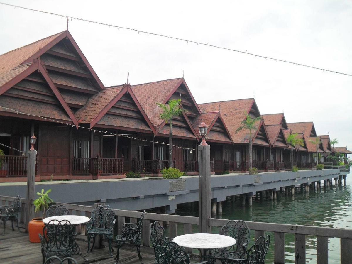 Hotel Pantai Gapura Makassar Exterior foto
