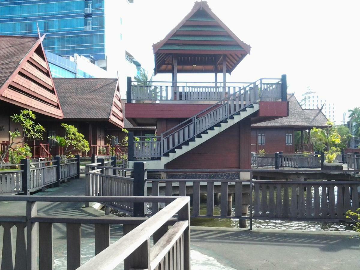 Hotel Pantai Gapura Makassar Exterior foto
