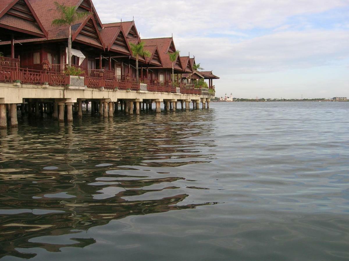 Hotel Pantai Gapura Makassar Exterior foto