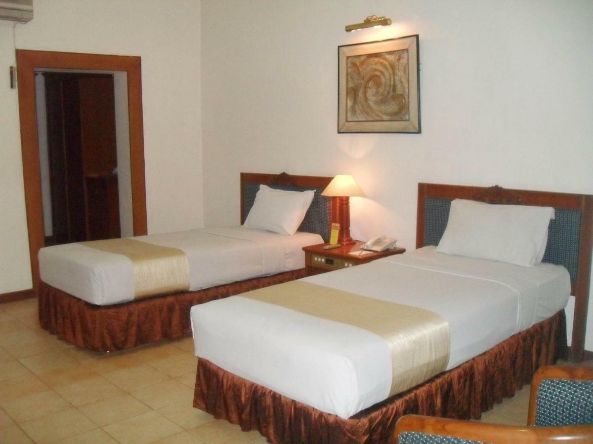Hotel Pantai Gapura Makassar Exterior foto